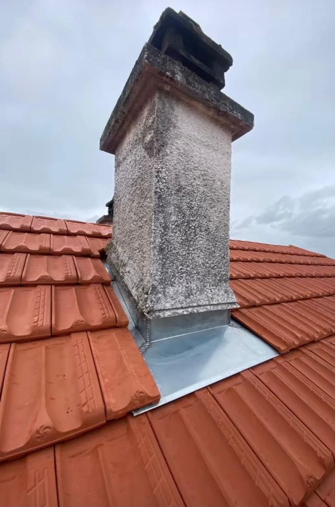 Zinguerie et solin de cheminée en zinc